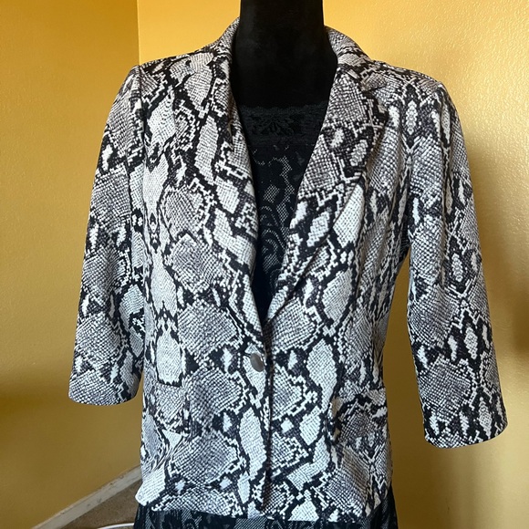 Elegant Blue Women's Blazer. Elegant animal print blazer. - Picture 2 of 9
